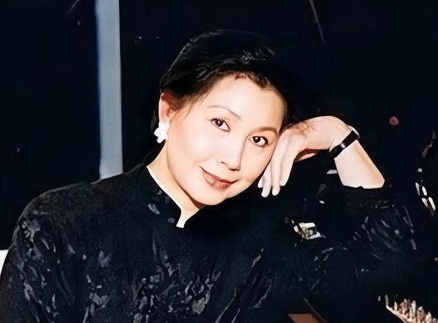 开云-突传死讯！香港知名演员老公在家中离世，坐在轮椅上没了呼吸